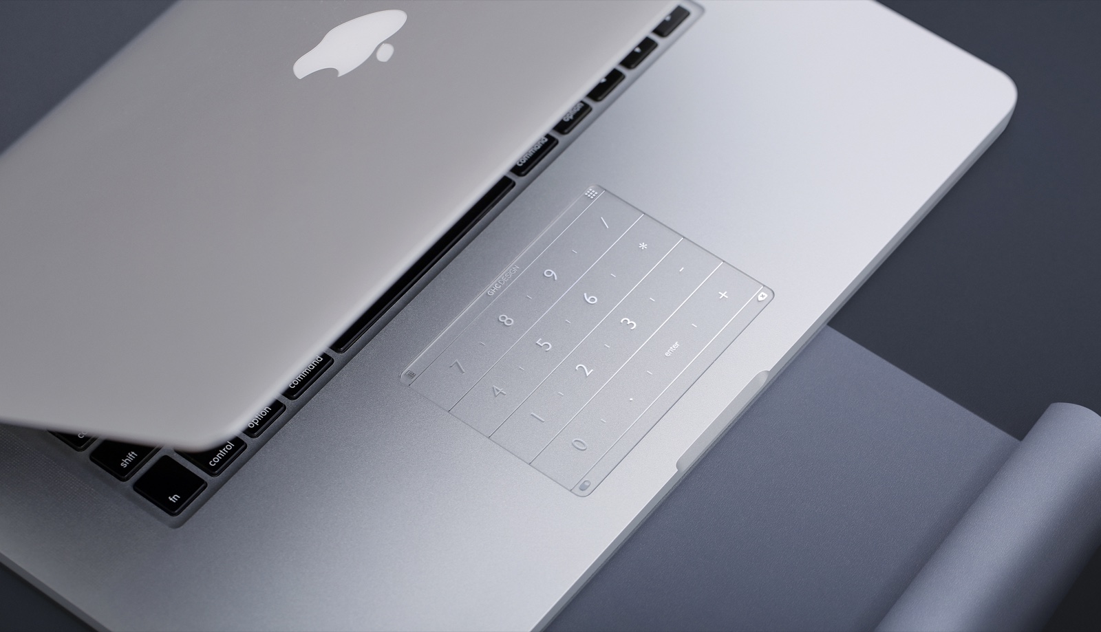 MacBookに装着したNUMSのガラスと数字キーの実物写真